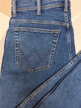 Wrangler Straight Leg Jeans in Medium Blue
